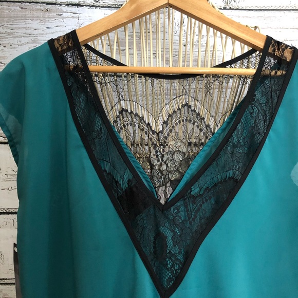 V neck top with black lace detail. Deep V in back - Picture 4 of 8